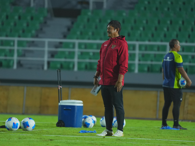 Pelatih Timnas Indonesia U-20, Indra Sjafri, memimpin sesi latihan setelah kemenangan 4-0 atas India, fokus mempersiapkan tim menuju Piala Asia U-20 2025.