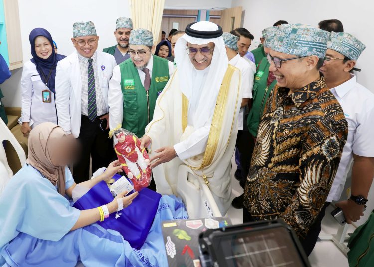 Menteri Kesehatan Budi Gunadi Sadikin dan Duta Besar Arab Saudi untuk Indonesia, Faisal bin Abdullah Al-Amodi, berbincang dengan salah satu pasien operasi jantung bawaan di RSJPDHK.