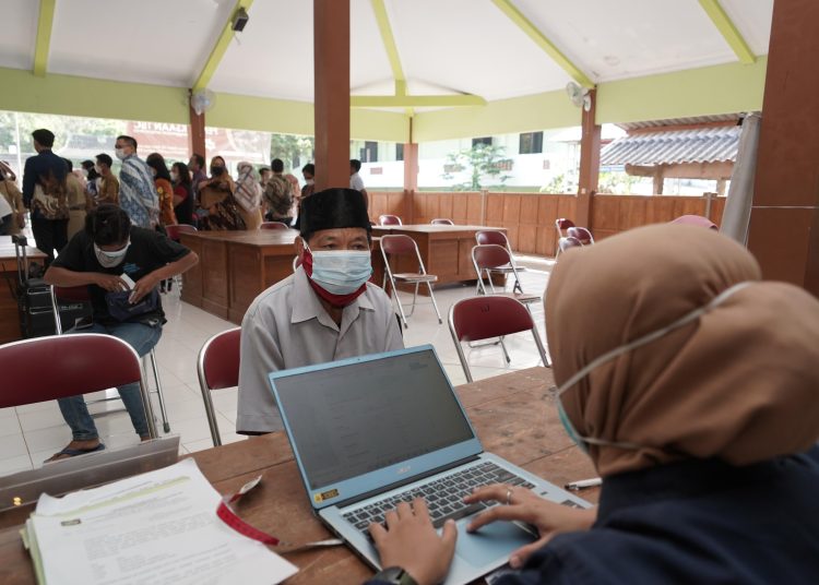 Petugas kesehatan sedang melakukan tes PCR untuk deteksi dini TBC di daerah padat penduduk Jakarta. (Dok/Kemenkes)