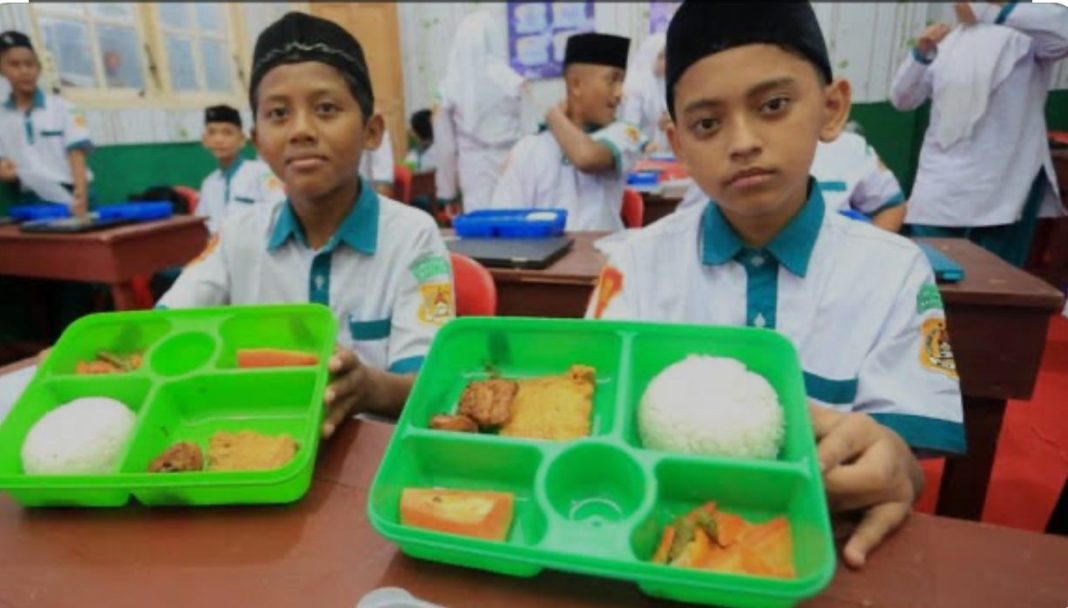 Murid SDN Jati 05 Pagi Pulogadung, Jakarta, menikmati makanan program makan bergizi gratis (MBG), pada Senin (3/2/2025).