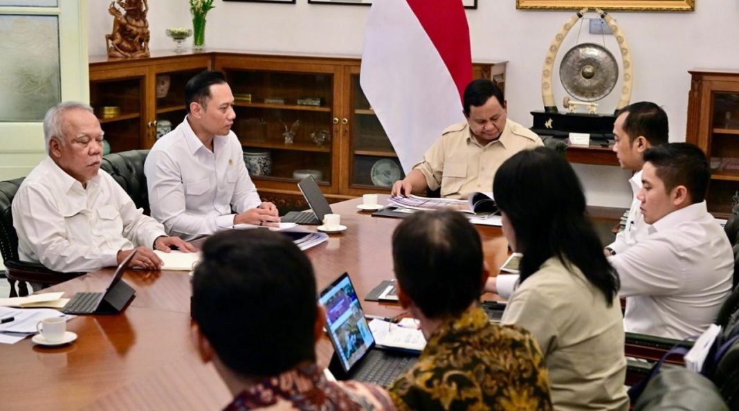 Presiden Prabowo Subianto menerima Menko Bidang Infrastruktur dan Pembangunan Kewilayahan Agus Harimurti Yudhoyono, jajaran Kementerian PU, dan Otorita IKN di Istana Merdeka, Jakarta, pada Senin (3/2/2025).