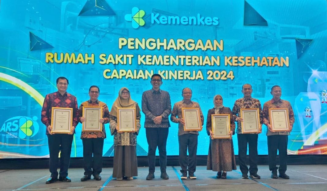 Penyerahan penghargaan kepada RS Adam Malik dalam acara Penganugerahan RS Kemenkes Awards 2025 yang digelar di Solo, Jawa Tengah.