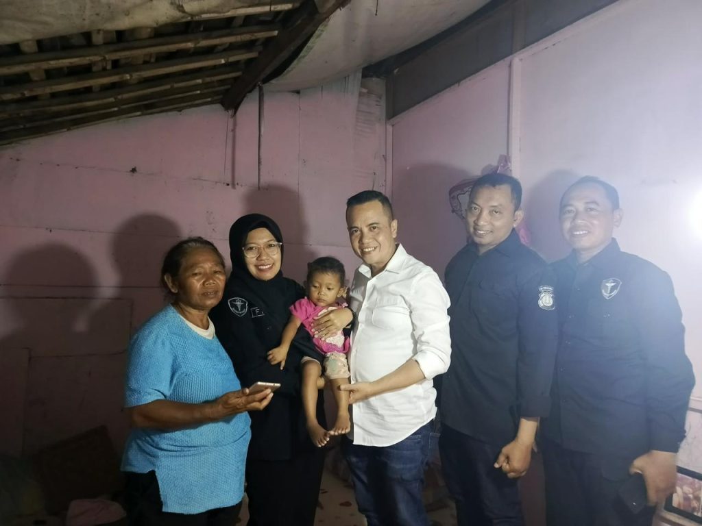 Kabidokkes Polda DIY AKBP Fajar Amansyah bersama tim Biddokkes Polda DIY mengunjungi rumah keluarga Ningsih di Tegalrejo, Yogyakarta.