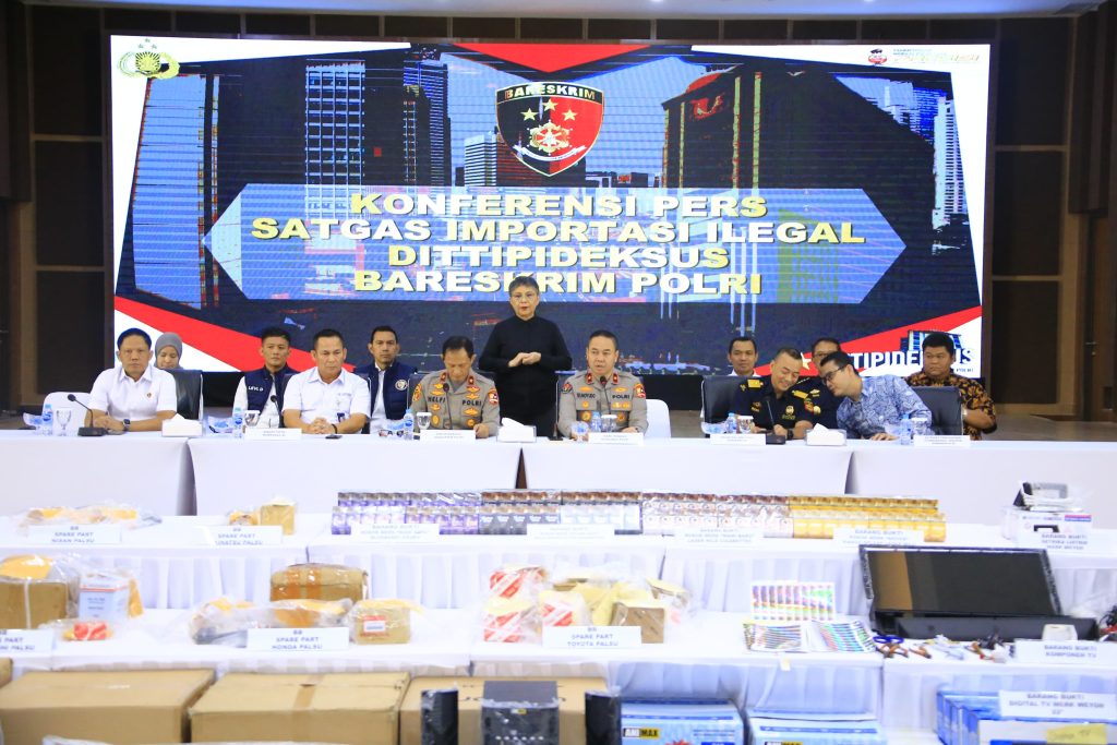 Dirtipideksus Bareskrim Polri Brigjen Pol Helfi Assegaf menjelaskan pengungkapan empat kasus penyelundupan dalam konferensi pers di Mabes Polri, Jakarta Selatan.