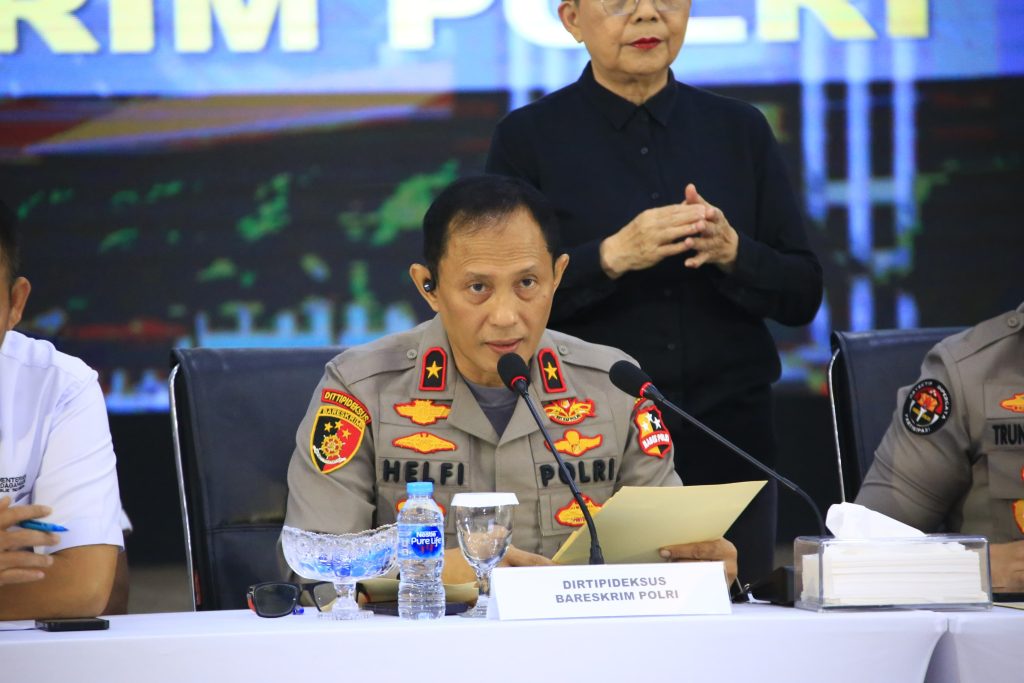 Direktur Tindak Pidana Ekonomi Khusus (Dirtipideksus) Bareskrim Polri, Brigjen Helfi Assegaf, menjelaskan pengungkapan jaringan penyelundupan suku cadang ilegal dalam konferensi pers di Bareskrim Polri, Jakarta Selatan, Selasa (4/2/2025).