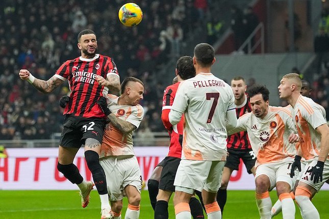 Kyle Walker coba menyundul bola di laga AC Milan vs AS Roma, Coppa Italia 2024/2025.