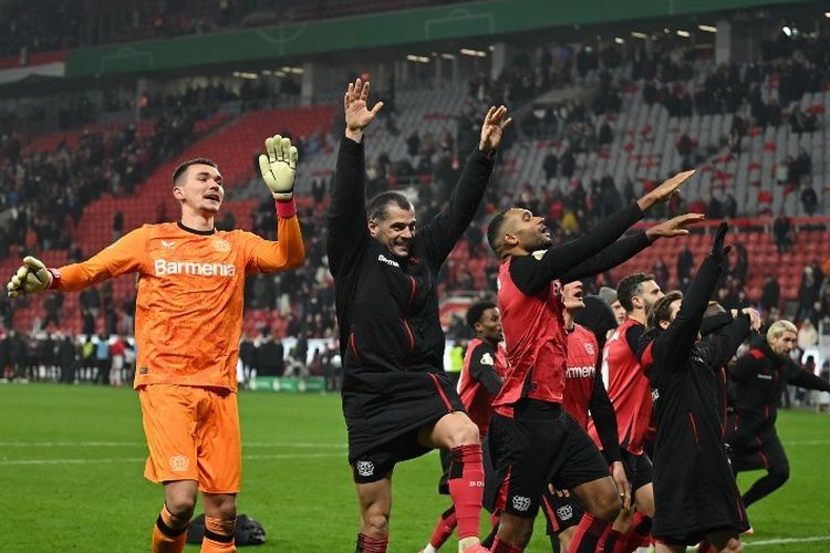 Pemain Bayer Leverkusen merayakan kemenangan atas Koeln dalam ajang DFB Pokal 2024-2025. Laga perempat final Leverkusen vs Koeln digelar di Stadion BayArena, Kamis (6/2/2025) dini hari WIB.