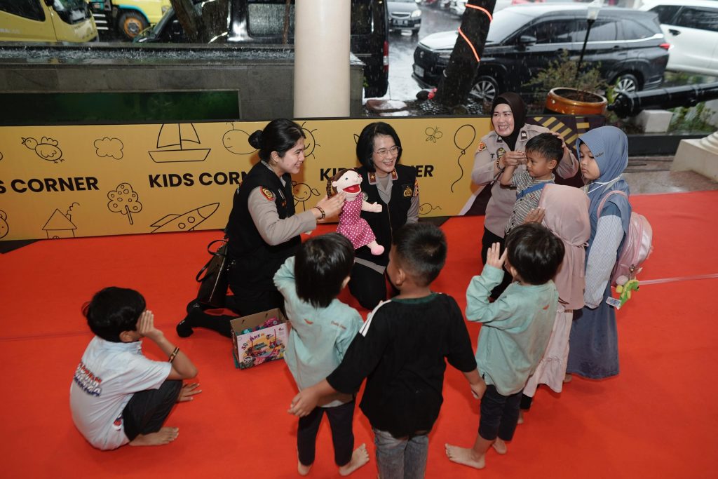 Brigjen Pol Nurul Azizah SIK MSi, bersama personel Polri berinteraksi dengan anak-anak dalam kegiatan “Safe Space for All” di Indramayu, Jawa Barat, Kamis (6/2/2025).