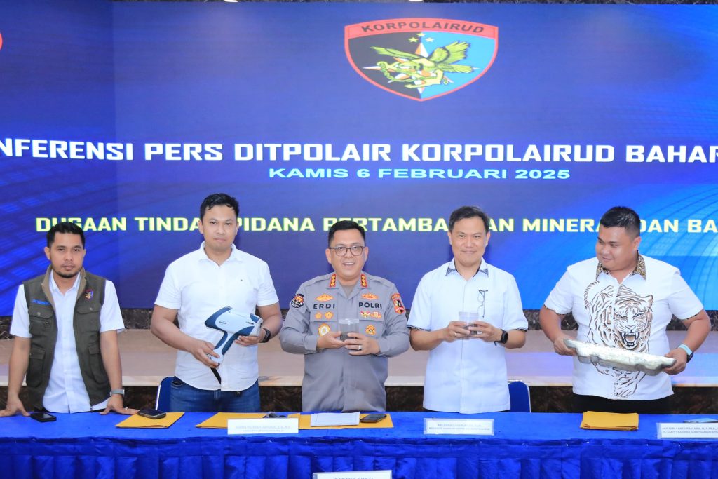 Kasubdit Gakkum Korpolairud Baharkam Polri, Kombes Pol Donny Charles Go, bersama tim penyidik menunjukkan barang bukti hasil pengungkapan kasus tambang timah ilegal dalam konferensi pers di Jakarta, Selasa (4/2/2025).