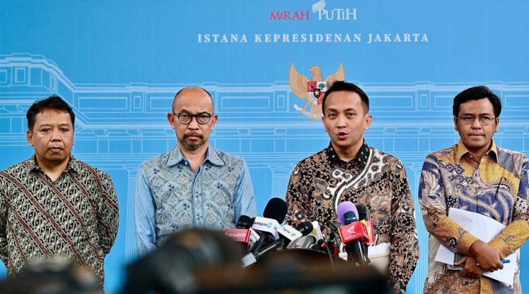 Jajaran Dewan Ekonomi Nasional (DEN) memberikan keterangan pers kepada awak media di komplek Istana Kepresidenan, Jakarta, pada Kamis (6/2/2025).