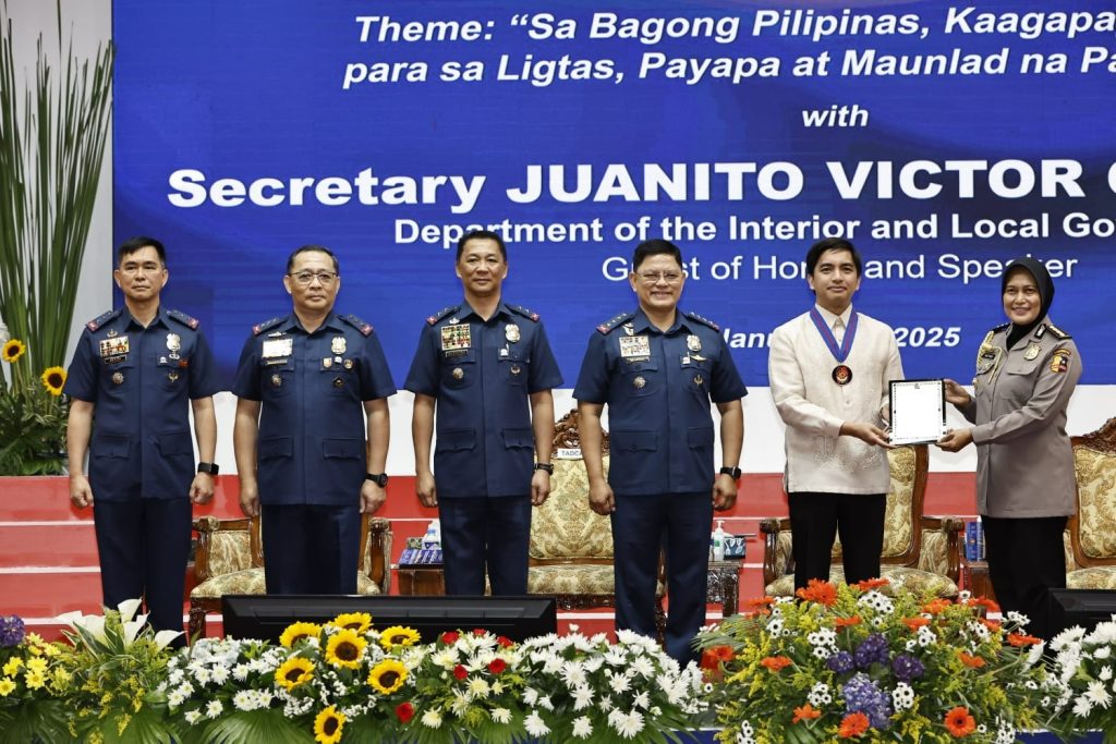 Kombes Pol Retno Prihawati menerima penghargaan dari Menteri Dalam Negeri Filipina di Markas Besar PNP, Manila.