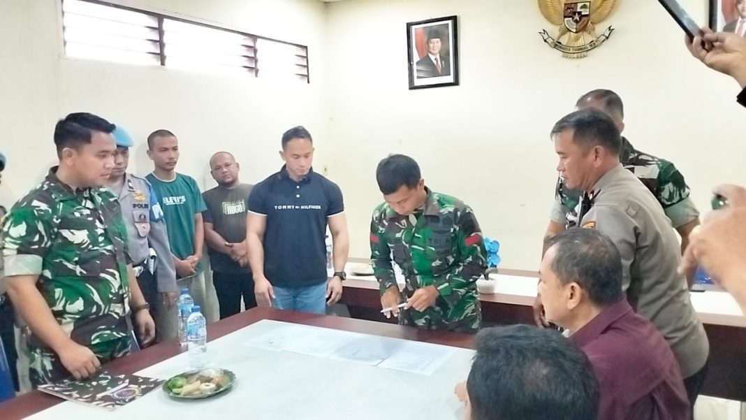 Kapolsek Pancurbatu bersama perwakilan TNI dan pemerintah desa saat mediasi kasus pengeroyokan, Jumat (7/2/2025).