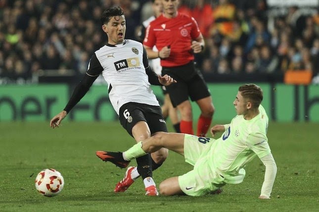 Duel Fermin Lopez dan Hugo Guillamon dalam laga perempat final Copa del Rey antara Valencia vs Barcelona, Jumat (7/2/2025) dini hari WIB.