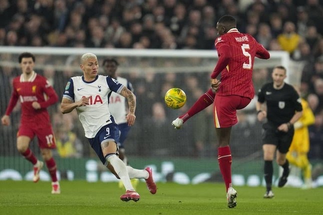 Ibrahima Konate menyapu bola di depan Richarlison dalam laga leg kedua semifinal Carabao Cup antara Liverpool vs Tottenham, Jumat (7/2/2025) dini hari WIB.