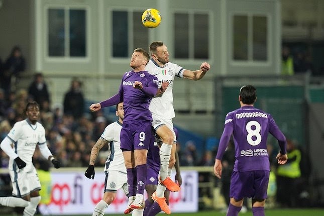 Duel antarpemain di laga Fiorentina vs Inter Milan, Serie A 2024/2025.