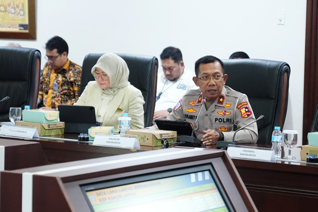 Dirgakkum Korlantas Polri Brigjen Pol Raden Slamet Santoso menghadiri rapat koordinasi terkait darurat keselamatan transportasi jalan raya di Gedung Bina Graha, Gambir, Jakarta, pada Kamis (6/2/2025).