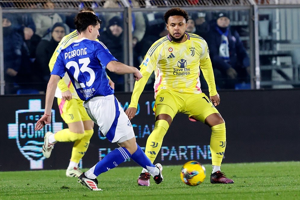 Weston McKennie menjaga lawan di laga Como vs Juventus, Serie A 2024/2025.