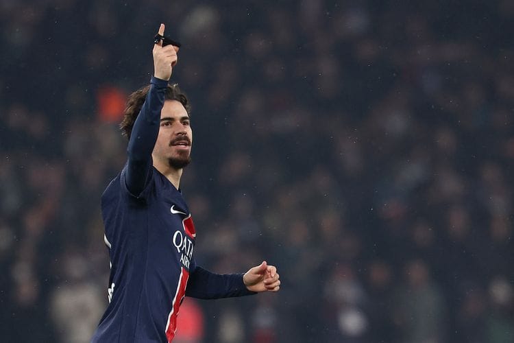 Gelandang Paris Saint-Germain (PSG) asal Portugal #17, Vitinha, melakukan selebrasi usai melesakkan gol pertama ke gawang AS Monaco dalam laga lanjutan Ligue 1 Perancis, Jumat (7/2/2025) waktu setempat atau Sabtu (8/2/2025) dini hari, di Stadion Parc des Princes Stadium, Paris, Perancis.