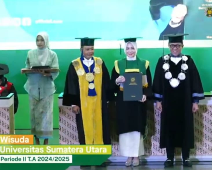 Rektor USU Prof Muryanto Amin foto bersama wisudawan. (Dok/USU)