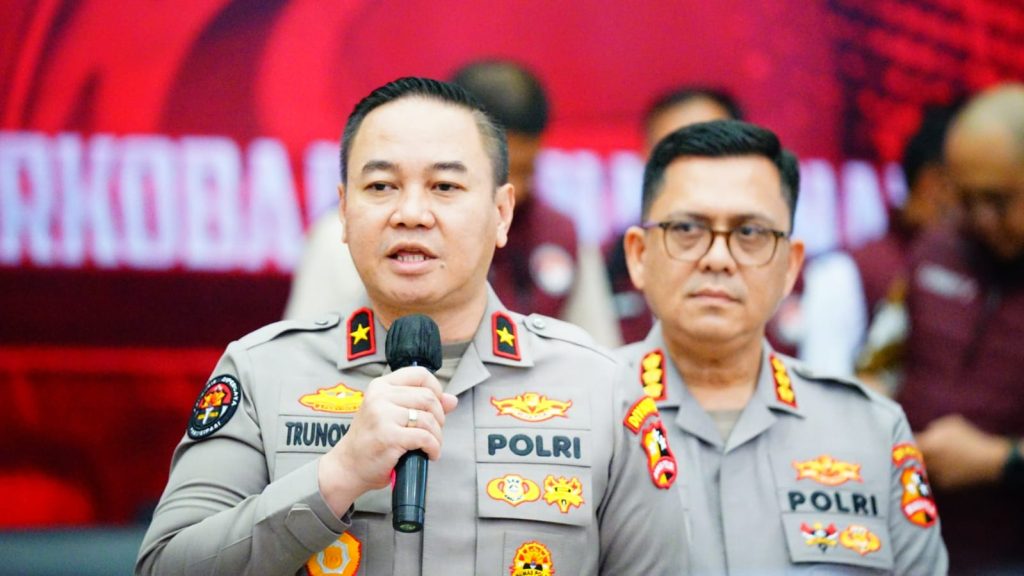 Karo Penmas Divisi Humas Polri, Brigjen Pol Trunoyudo Wisnu Andiko, memberikan keterangan pers terkait proses identifikasi mayat yang ditemukan di Bacan Timur, Halmahera Selatan.