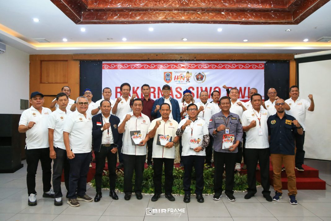 Ketua Umum PWI Hendry CH Bangun foto bersama dengan para pengurus SIWO di Banjarmasin, Sabtu (8/2/2025).