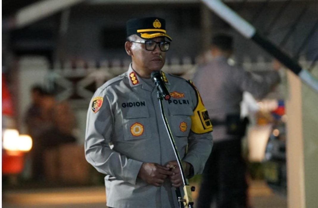 Kapolrestabes Medan Kombes Pol Gidion Arif Setyawan memberikan pengarahan kepada anggotanya di Mapolsek Pancurbatu, Sabtu (8/2/2025). (Dok/Polrestabes Medan)