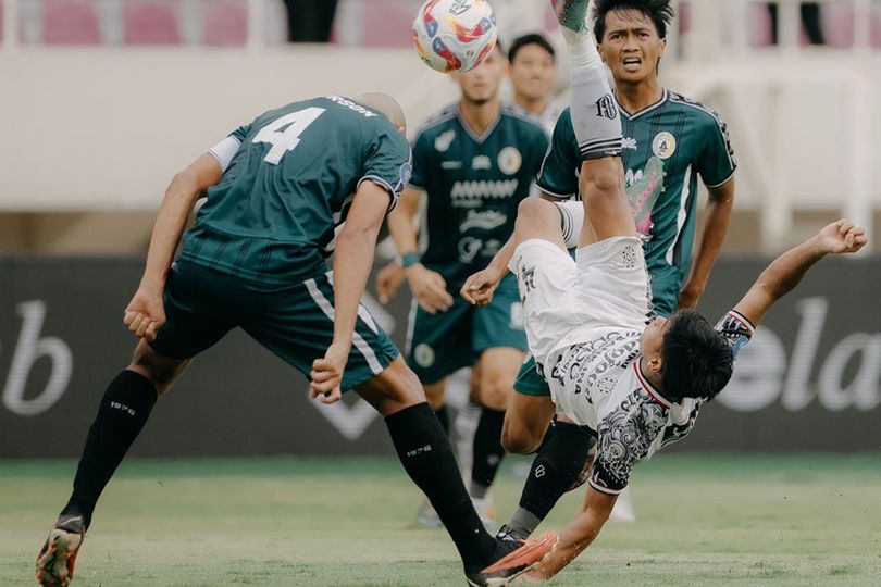 Aksi Rahmat Arjuna pada laga pekan ke-22 BRI Liga 1 2024/2025 antara PSS Sleman vs Bali United, Minggu (9/2/2025) petang WIB.