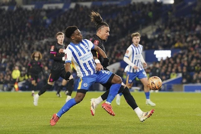 Tariq Lamptey (kiri) berduel dengan Malo Gusto dalam laga FA Cup antara Brighton vs Chelsea, Minggu (9/2/2025) dini hari WIB.