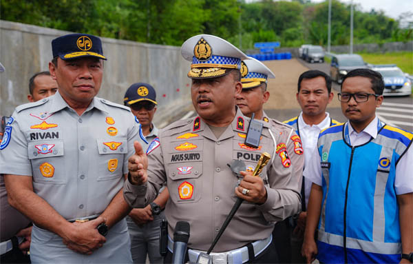 Kakorlantas Polri Brigjen Agus Suryonugroho memberikan keterangan pers saat meninjau jalur di KM 92 Tol Cipularang, Purwakarta, Jawa Barat, Minggu (9/2/2025).