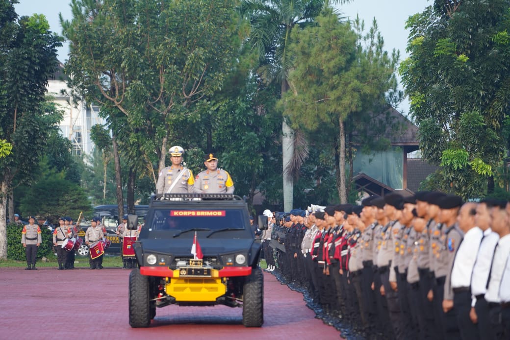 Kapolda Sumut Irjen Pol Whisnu Hermawan F SIK MH memeriksa barisan saat Apel Gelar Pasukan Operasi Kepolisian Kewilayahan Operasi Keselamatan Toba 2025, Senin (10/2/2025), di Lapangan KS Tubun, Mapolda Sumut. (Dok/Polda Sumut)