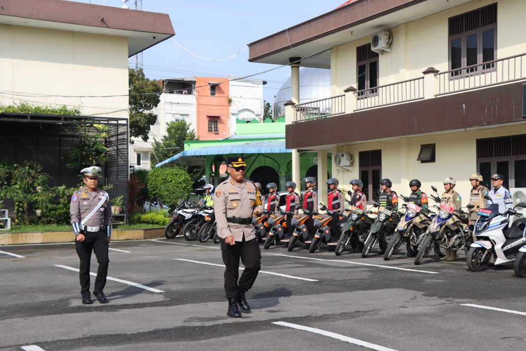 Kapolrestabes Medan Kombes Pol Gidion Arif Setyawan memimpin apel Pasukan Operasi Keselamatan Toba 2025 di lapangan Mapolrestabes, Senin (10/2/2025). (Dok/Polrestabes Medan)