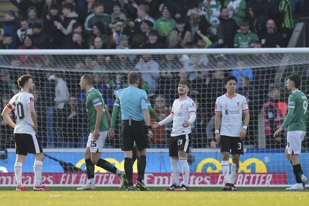 Ekspresi Harvey Elliott usai melakukan handball di laga lawan Plymouth Argyle di Piala FA 2024/2025, Minggu (9/2/2025).