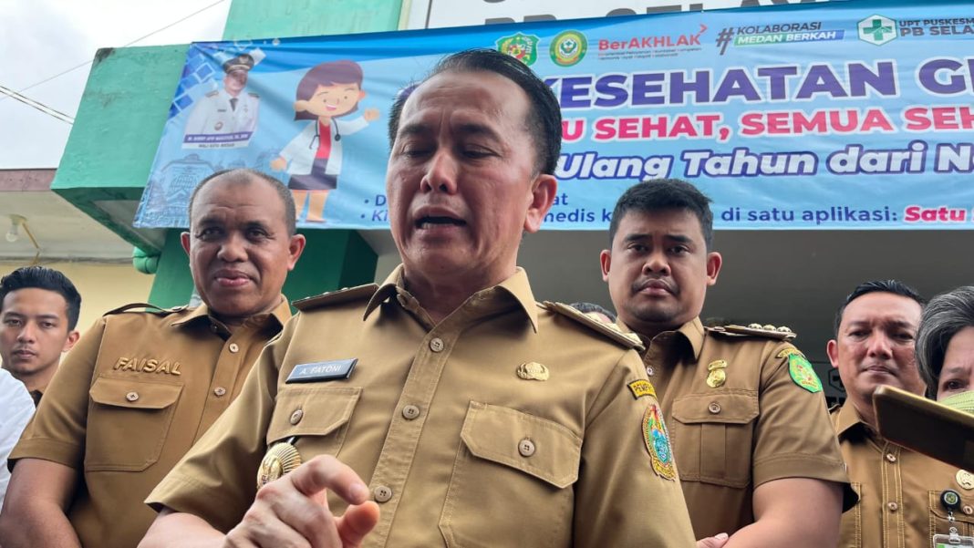 Pj Gubernur Sumut Agus Fatoni didampingi Wali Kota Medan Bobby Nasution dan Kepala Dinas Kesehatan Sumut M Faisal Hasmiry diwawancarai wartawan saat meninjau Puskesmas PB Selayang II, Senin (10/2/2025).