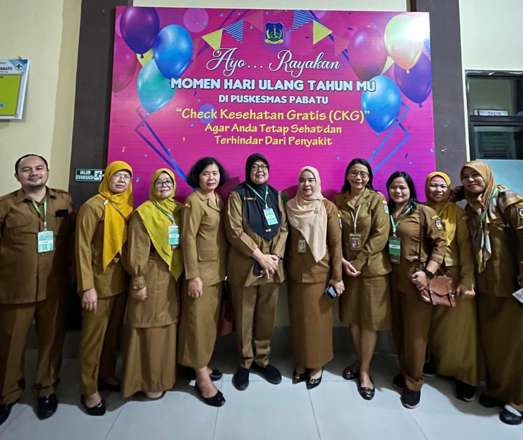 Plt Kadis Kesehatan Tebingtinggi dr Henny Sri Hartati (Berjilbab Hitam) foto bersama dengan pihak puskesmas Pabatu usai peninjauan pelaksanaan PKG, Senin (10/2/2025). (Dok/Dinas Kesehatan Tebingtinggi)