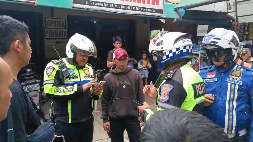 Personel Sat Lantas Polres Purwakarta mengamankan pelaku curanmor modus test ride di Jalan Ipik Gandamanah, Senin (10/2/2025).