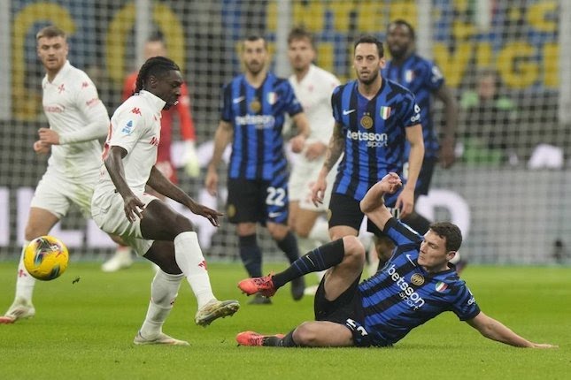 Moise Kean (kiri) berebut bola dengan Benjamin Pavard dalam laga Serie A antara Inter Milan vs Fiorentina, Selasa (11/2/2025) dini hari WIB.