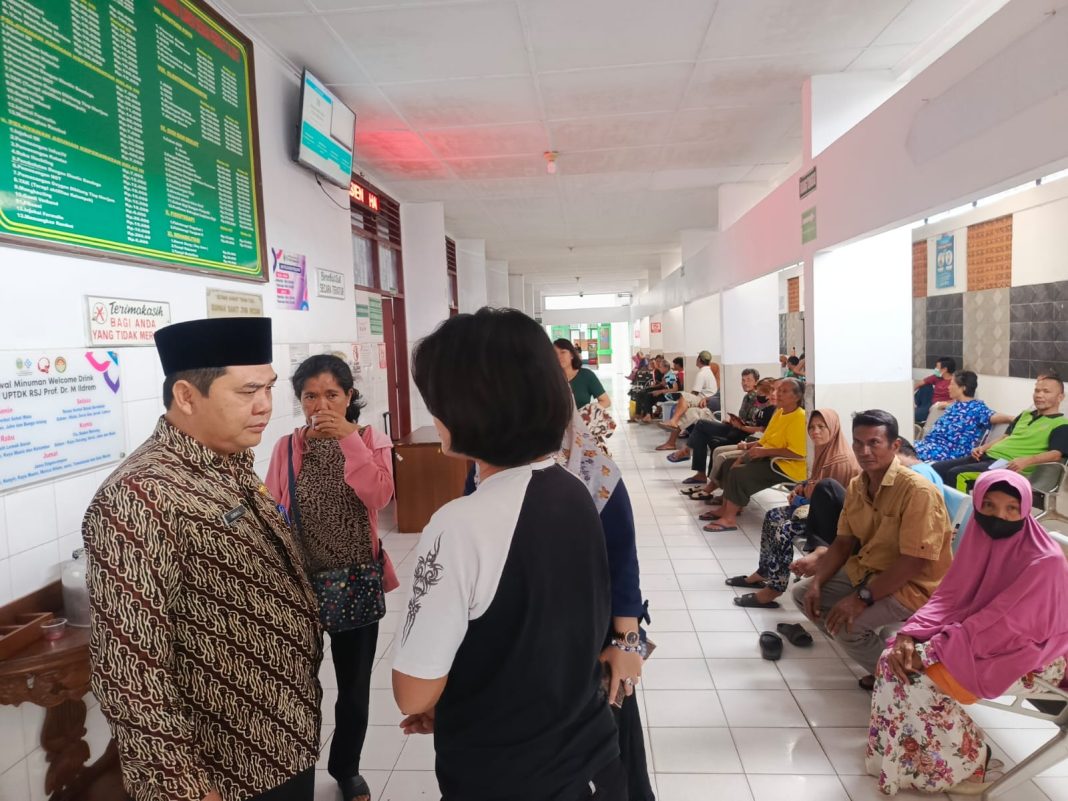 Direktur RSJ Prof dr Muhammad Ildrem, drg Ismail Lubis MM, berdialog dengan masyarakat yang mengikuti Program Pemeriksaan Kesehatan Gratis, Selasa (11/2/2025).