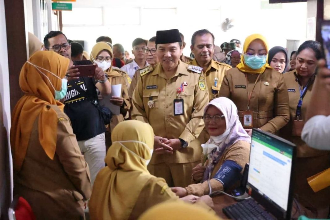 Pj Bupati Bogor, Bachril Bakri, saat meninjau pelaksanaan program pemeriksaan kesehatan gratis di Puskesmas Cimandala, Sukaraja, Kabupaten Bogor.