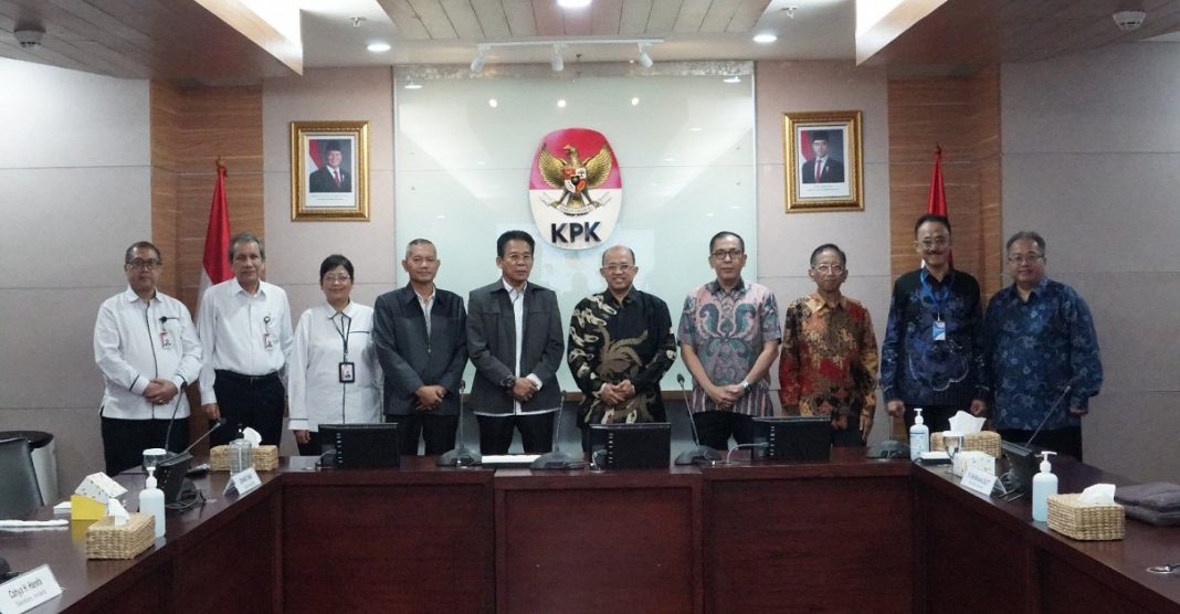 Wakil Ketua KPK Ibnu Basuki Widodo bersama jajaran KPK dan Pengurus Besar Ikatan Dokter Indonesia (PB IDI) dalam audiensi di Gedung Merah Putih KPK, Jakarta, Senin (10/2/2024).