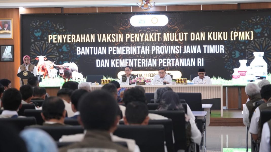 Penyerahan vaksin PMK bantuan Pemerintah Provinsi Jawa Timur dan Kementerian Pertanian RI di Surabaya, Selasa (11/02/2025).