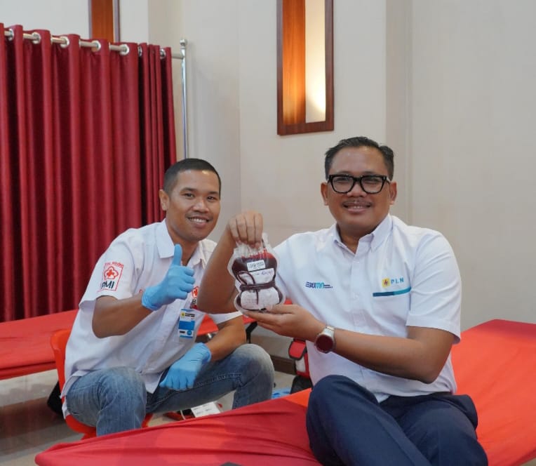 General Manager PLN UID Sumut Agus Kuswardoyo bersama petugas PMI berfoto usai pengambilan donor darah. (Dok/PLN)