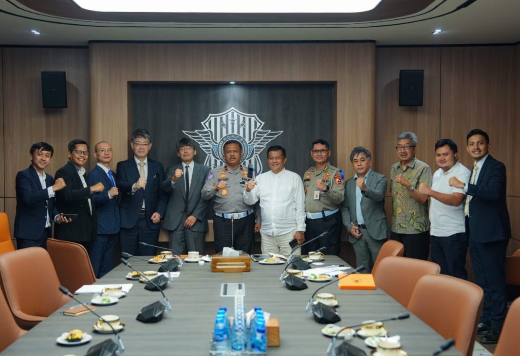 Kakorlantas Polri Brigjen Pol Drs Agus Suryonugroho SH MHum menerima kunjungan perwakilan Lembaga Pelatihan Tenaga Kerja Pengemudi Eka Jaya Berrindo di Gedung NTMC, Jakarta, Rabu (12/2/2025).