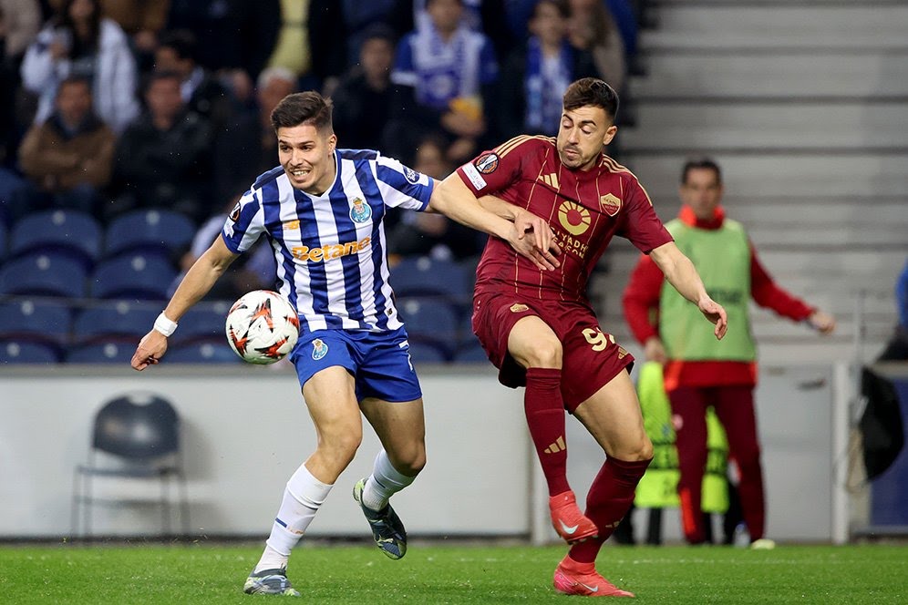 Duel antarpemain di laga Porto vs AS Roma, Liga Europa 2024/2025.