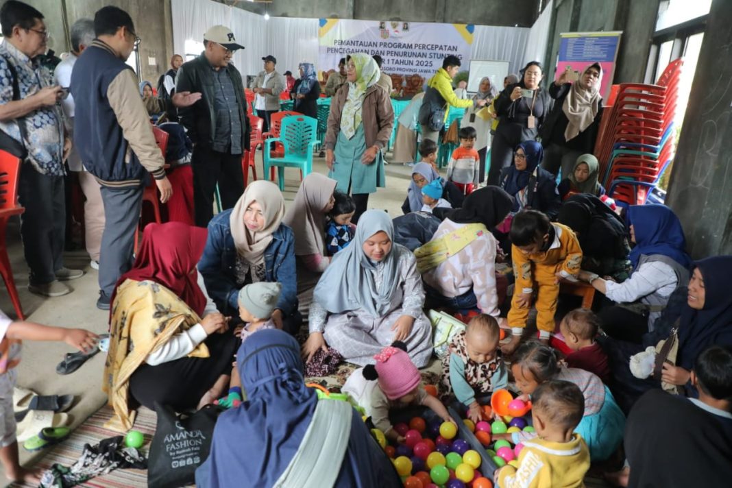 Sejumlah ibu dan anak mengikuti kegiatan pemantauan program percepatan pencegahan dan penurunan stunting di Desa Sikunang, Kecamatan Kejajar, Kabupaten Wonosobo, Jawa Tengah, Jumat (14/2/2025).