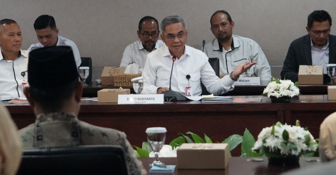 Ketua KPK Setyo Budiyanto memberikan penjelasan dalam acara penandatanganan Surat Keputusan Bersama (SKB) Pencegahan Korupsi 2025-2026 di Gedung Merah Putih KPK, Jakarta, Rabu (12/2/2024).