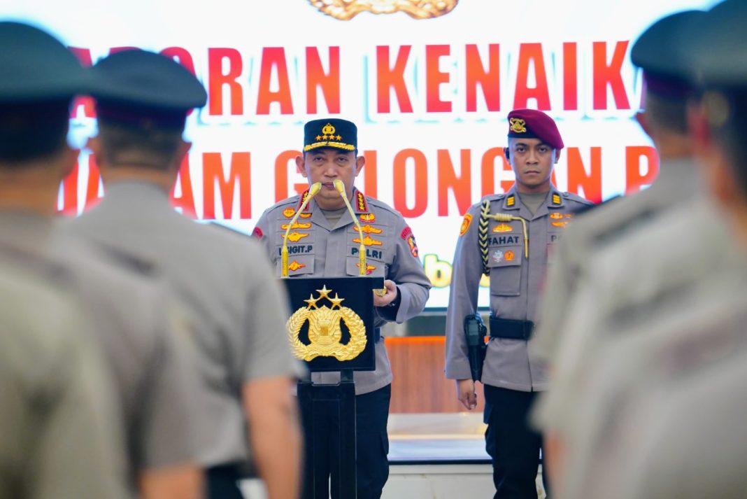 Kapolri Jenderal Polisi Drs Listyo Sigit Prabowo memimpin upacara Korps Raport kenaikan pangkat 22 perwira tinggi Polri di Rupatama Mabes Polri, Jakarta, Jumat (14/2/2025).