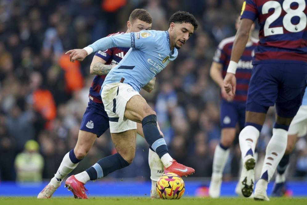 Aksi Omar Marmoush dalam laga Premier League antara Manchester City vs Newcastle, Sabtu (15/2/2025) malam WIB.