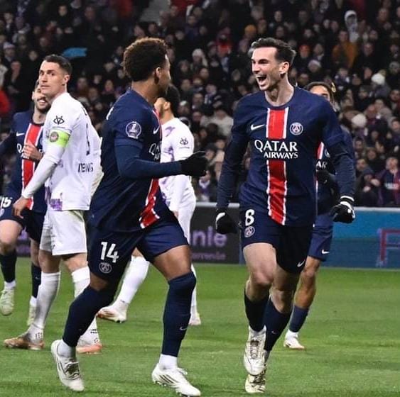 Pemain PSG Fabian Ruiz (kanan) melakukan selebrasi usai mencetak gol ke gawang Toulouse di laga Ligue 1.