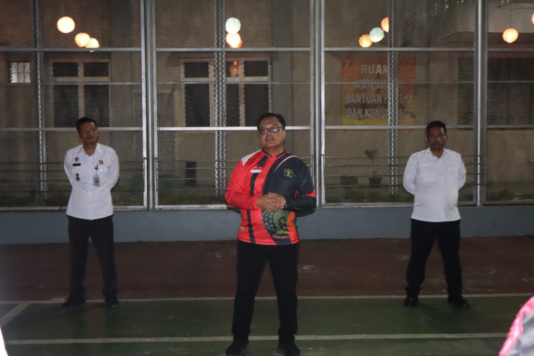 Kalapas Kelas IIA Pancurbatu, Tribowo AMdIP SSos MSi, memberikan arahan kepada jajaran pengamanan sebelum pelaksanaan razia di blok hunian warga binaan pada Minggu malam (16/02/2025).