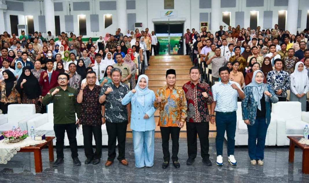 USU menggelar Sosialisasi Seleksi Nasional Penerimaan Mahasiswa Baru (SNPMB) 2025, di Auditorium USU, seusai acara Wakil Rektor I USU, Prof Dr Edy Ikhsan SH MA dan Humas Amalia Meutia foto bersama, Sabtu (15/2/2025).